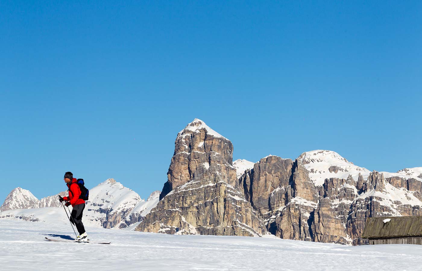 Skitour mit Dolomiten im Hintergrund