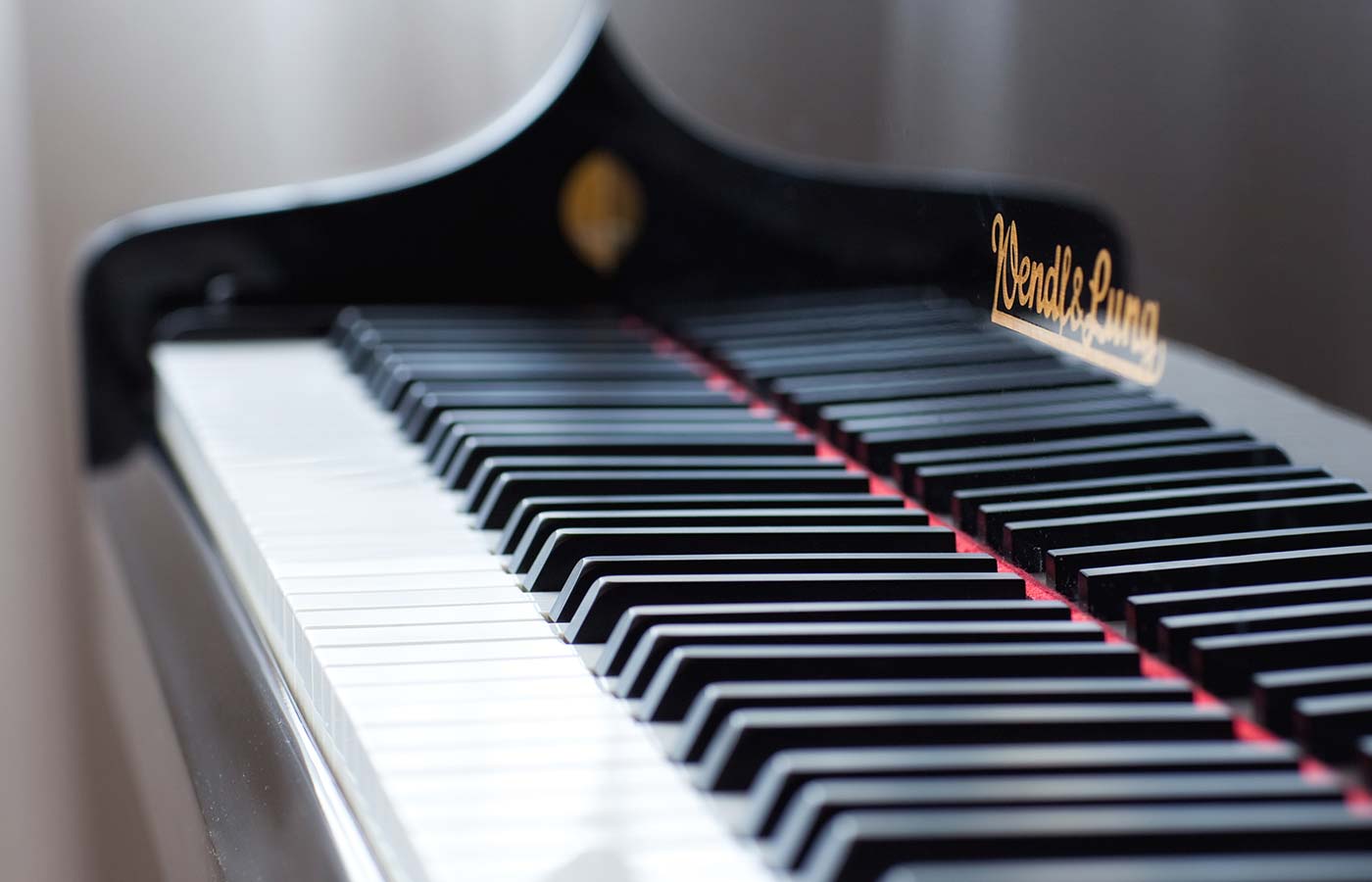 Dettaglio del pianoforte all'Hotel Cavallino