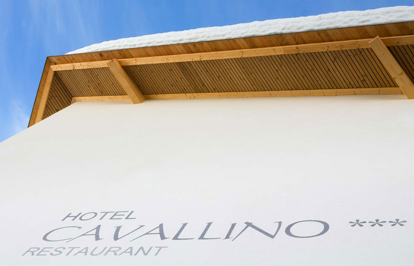 Schriftzug 'Hotel Cavallino' an der Fassade