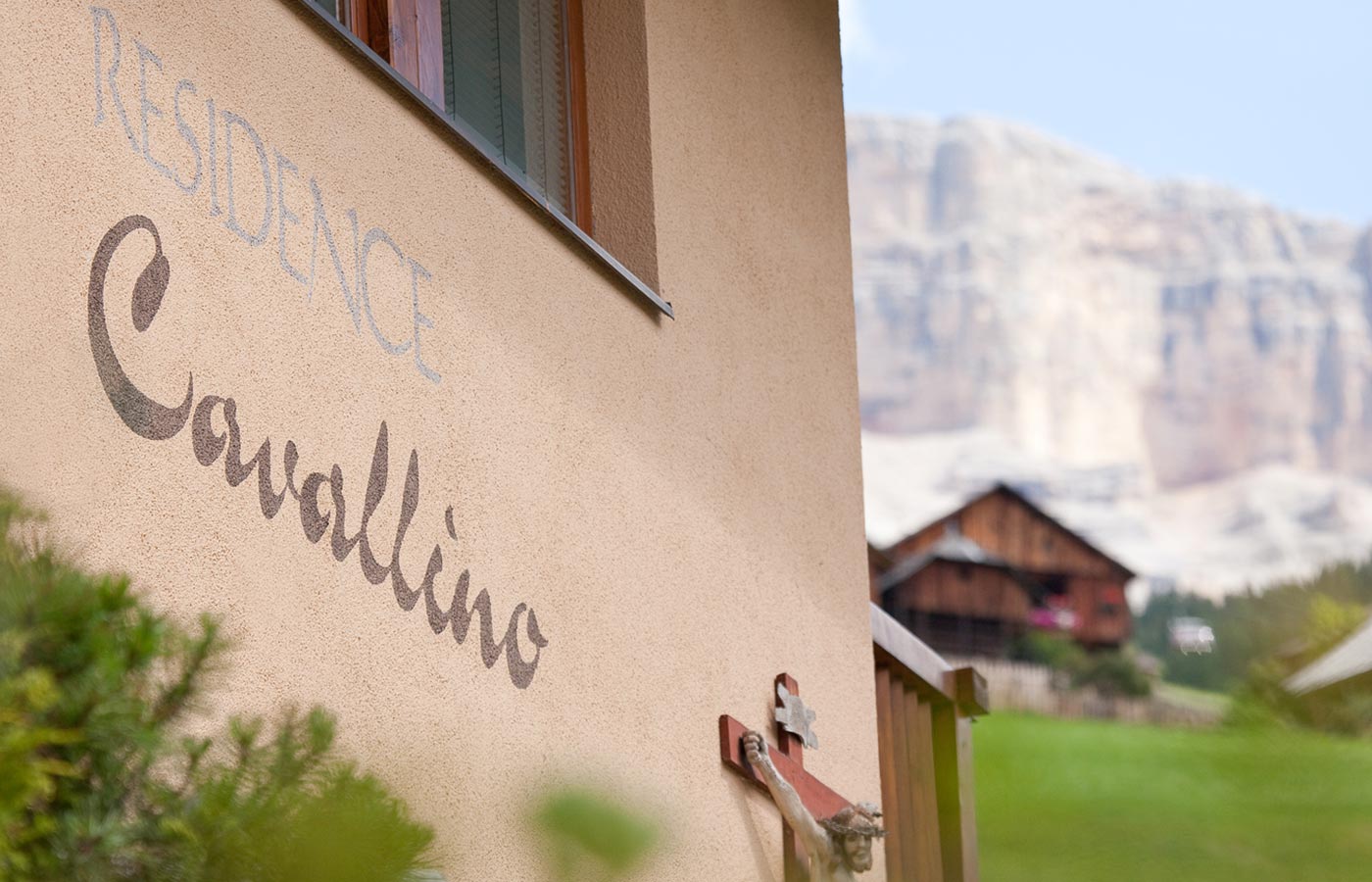 Scritta 'Cavallino' sulla facciata dell'Hotel Cavallino