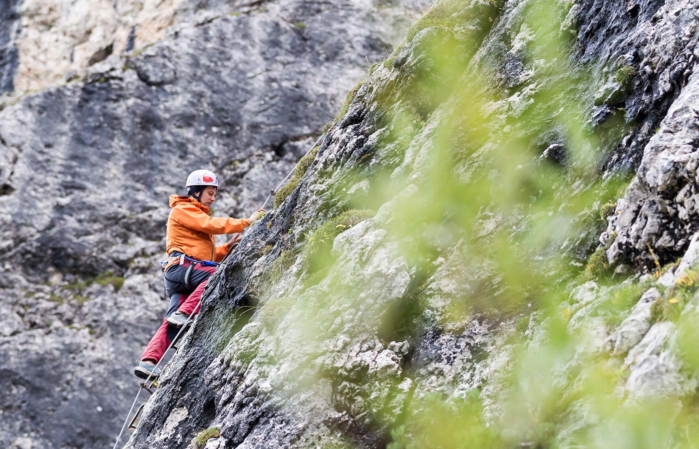 Armin, der Kletterexperte, in einer Bergwand
