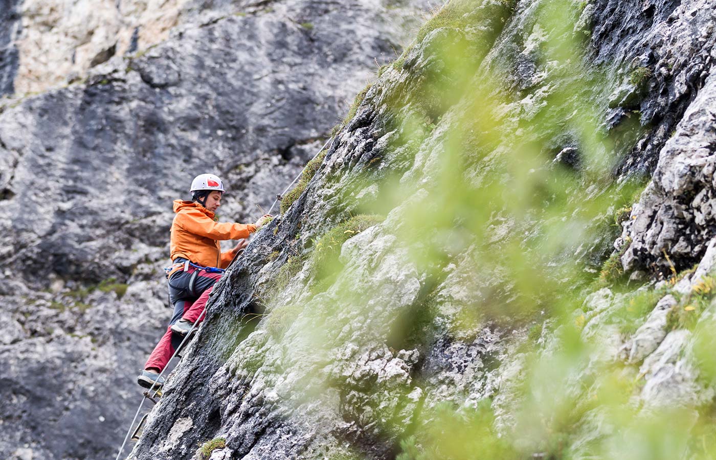 L'esperto di arrampicate Armin impegnato in una salita