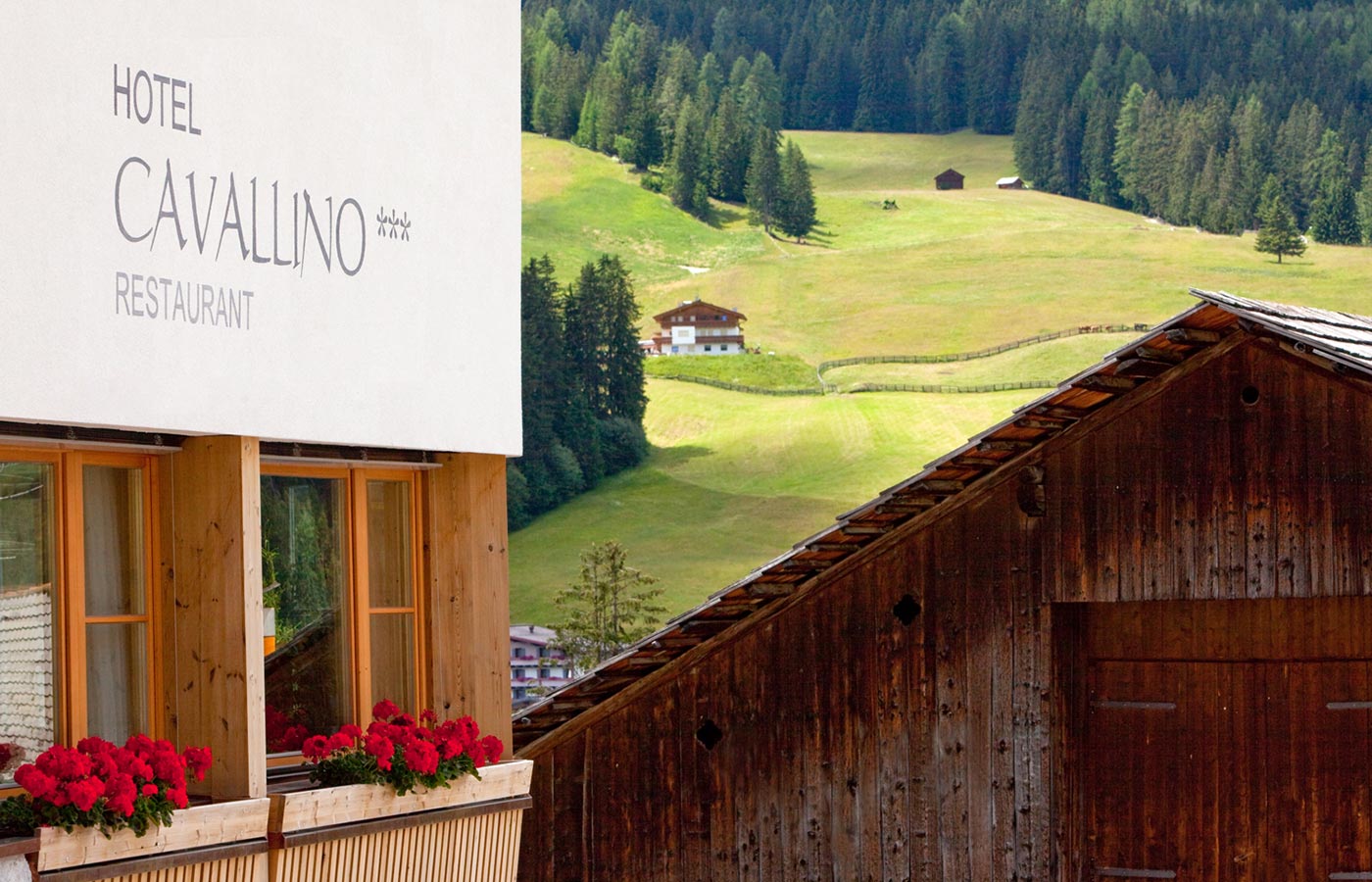 The front of Hotel Cavallino with hotel name