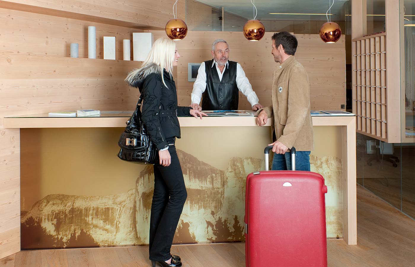 Due ospiti stanno facendo check-in all'Hotel Cavallino