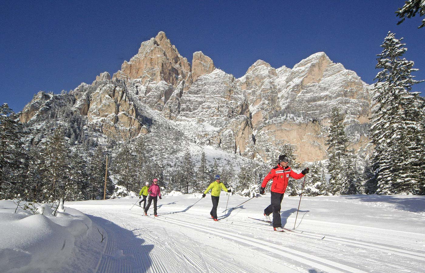 Langlaufen mit Blick auf die Dolomiten