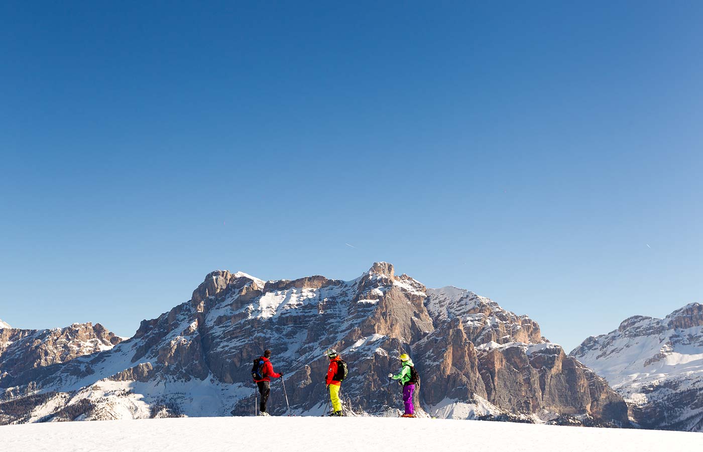 Pause im Schnee mit Dolomiten im Hintergrund