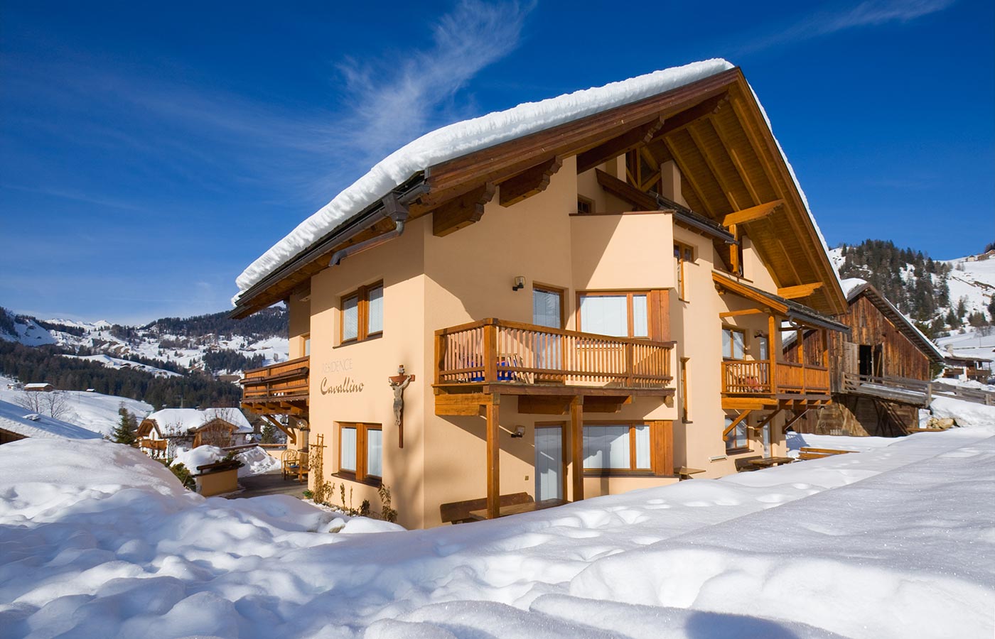 Das verschneite Hotel Cavallino in der Sonne