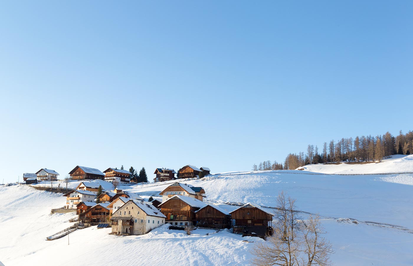 Verschneite Berghütten in den Dolomiten